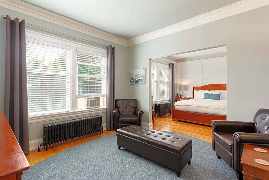 Photo 1 of 4 of Deluxe 1 King Bed