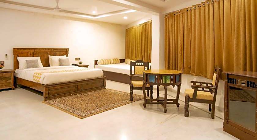 Hotel Devraj Niwas on Lake Pichola Udaipur