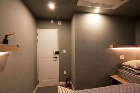 Deluxe Twin Room with Shared Bathroom