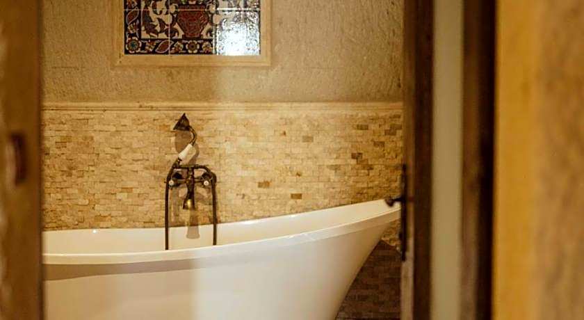 Seki Cave Hotel – Wake Up to Hot Air Balloons