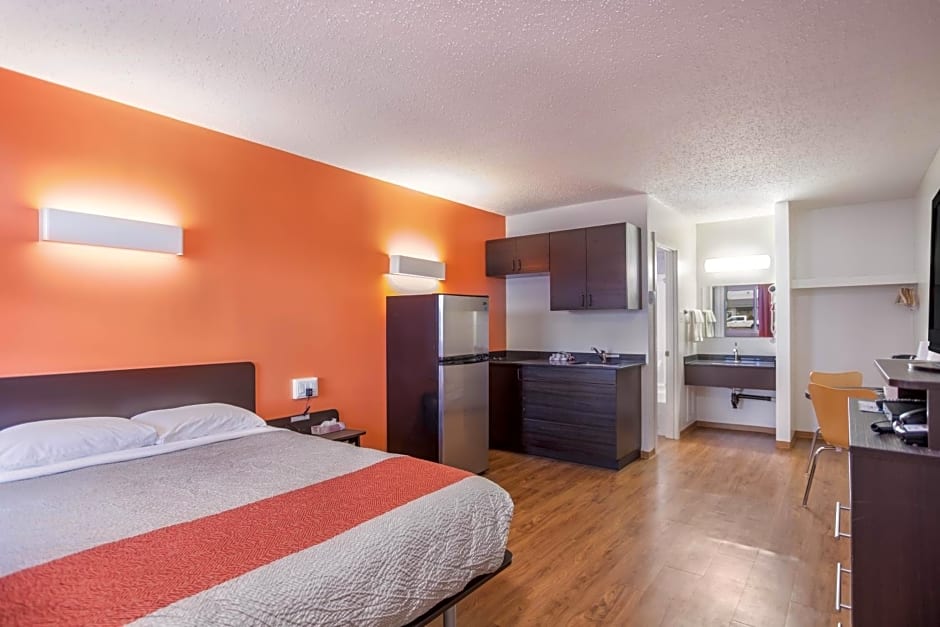 Motel 6-Camrose, AB