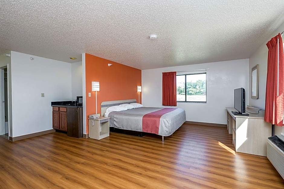 Motel 6-Waterloo, IA