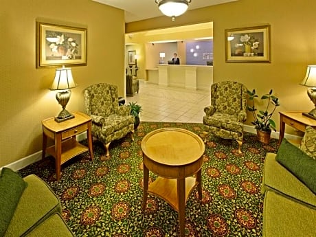 Holiday Inn Express Hotel & Suites Magnolia Lake Columbia