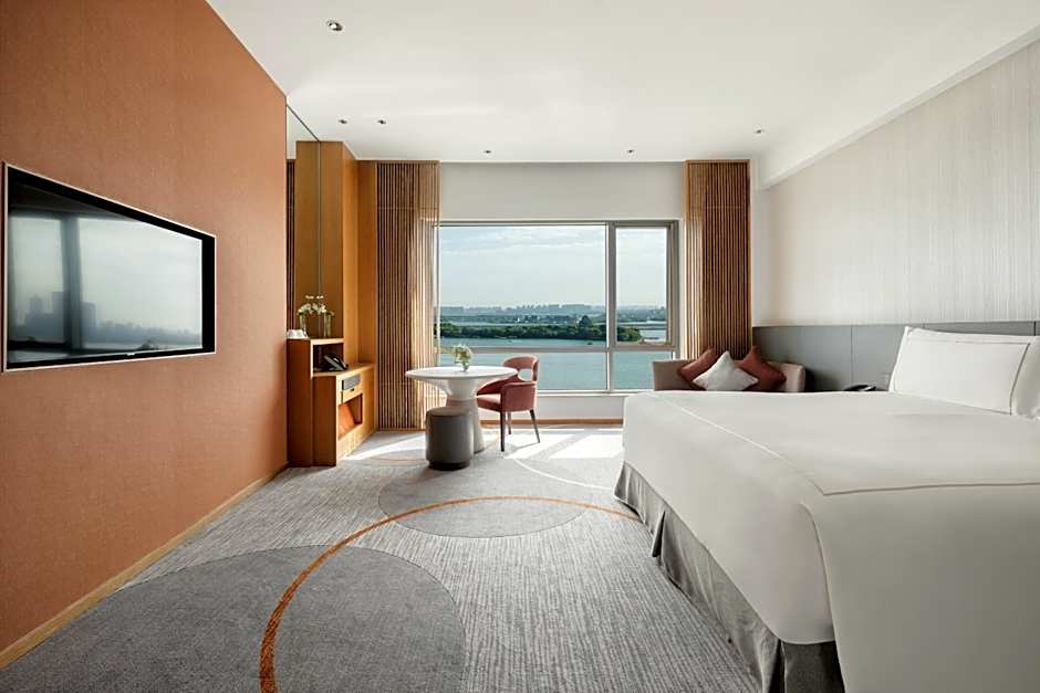 Photo 1 of 2 of Premium 1 King Bed, Landmark View
