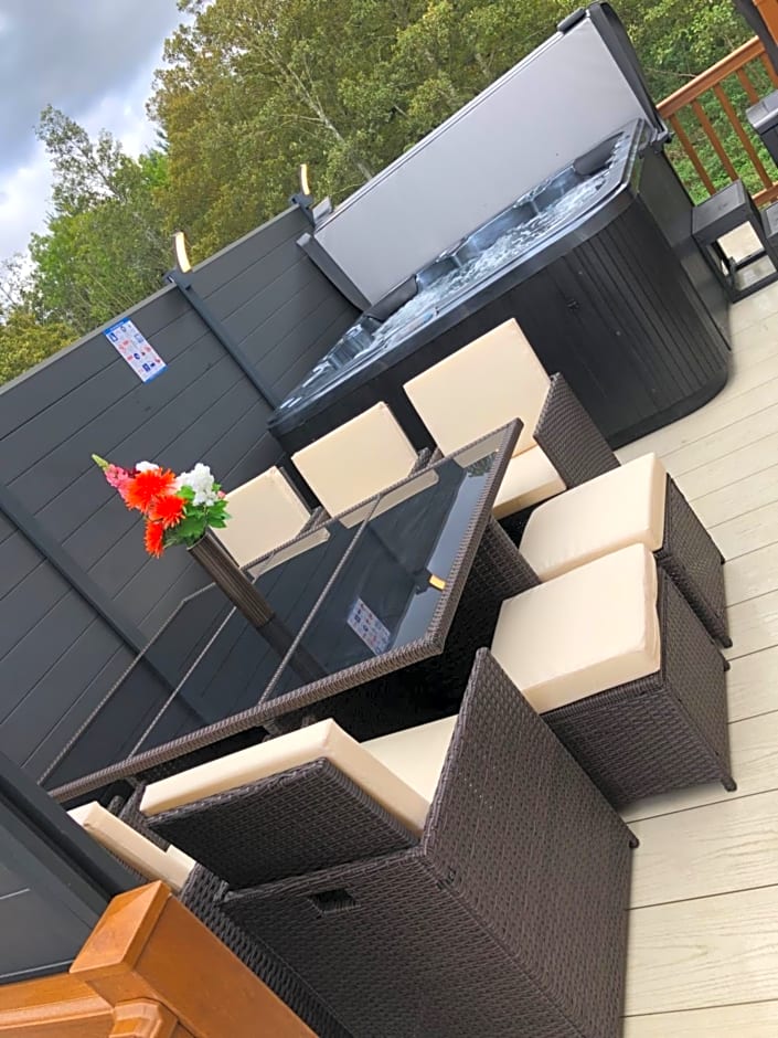 Moonlight Ridge -2 bedroom lodge with hot tub