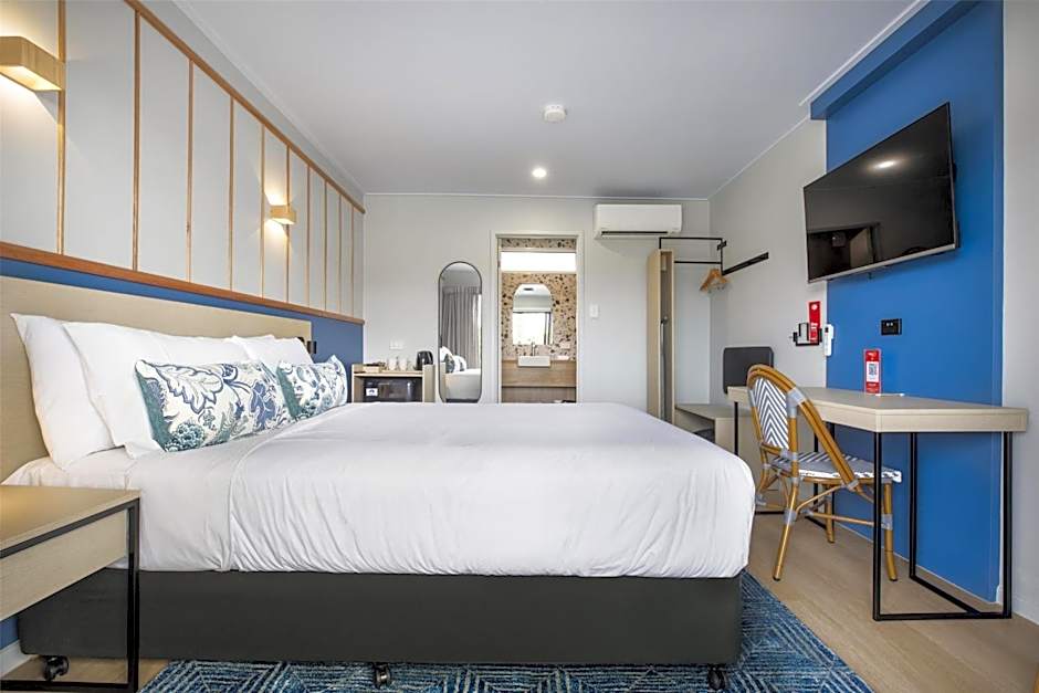 Nightcap at Queens Beach Hotel