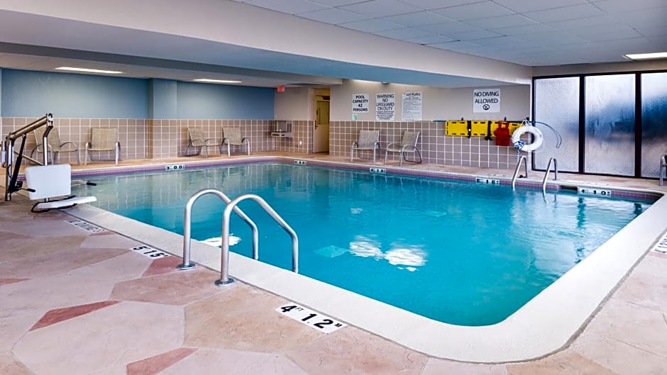 Holiday Inn Hotel & Suites Warren by IHG