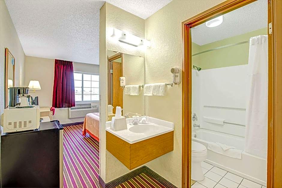 Super 8 by Wyndham San Antonio/Fiesta