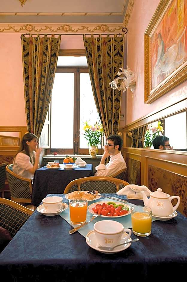 Hotel Joli