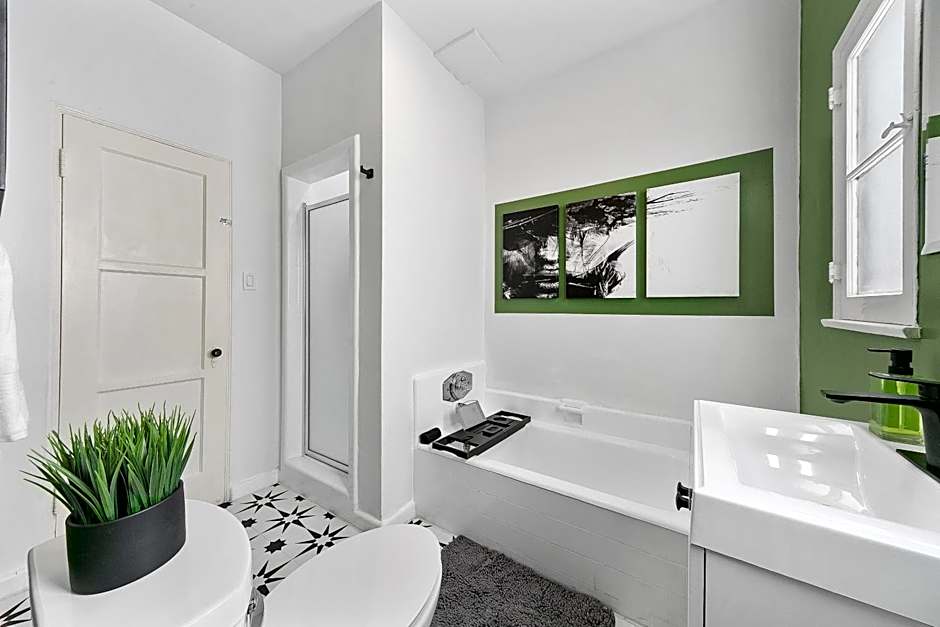 Cozy Retreat near Beverly Hills Parking, Laundry, Parking