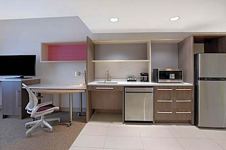 1King Mobility/Hearing Access Tub Suite