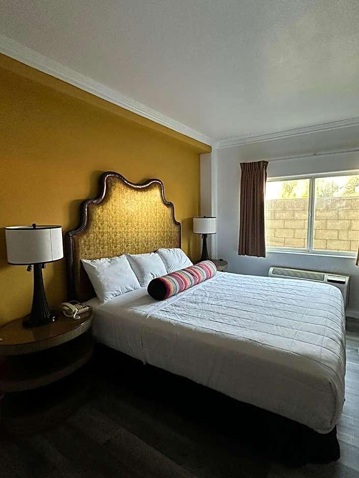 Howard Johnson by Wyndham Bakersfield