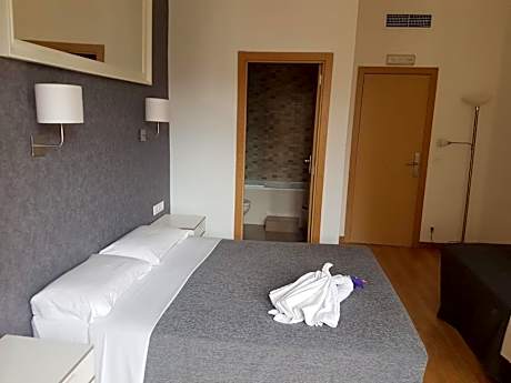 Quadruple Room with Private Bathroom