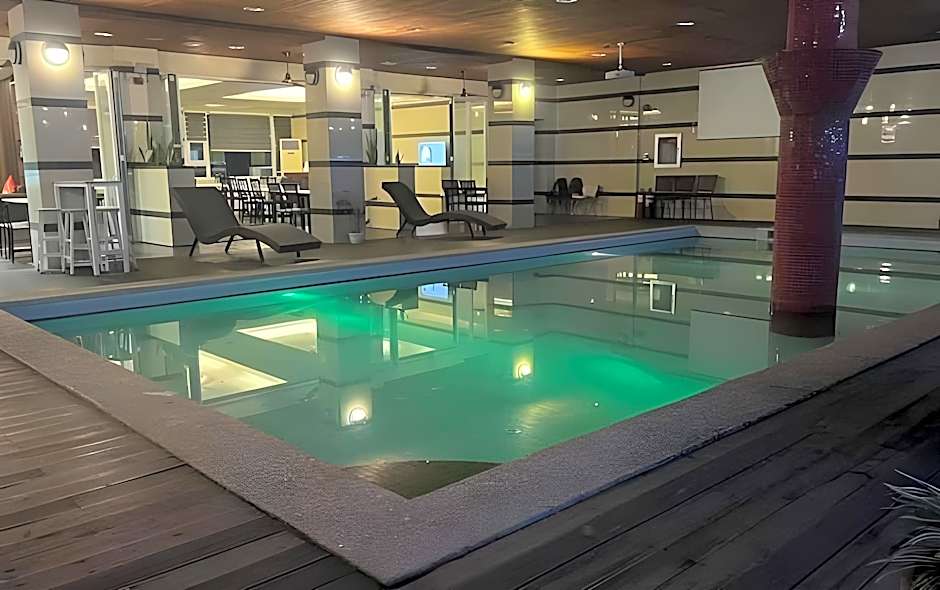 Townhouse Oak Vera Hotel Near Clark International Airport
