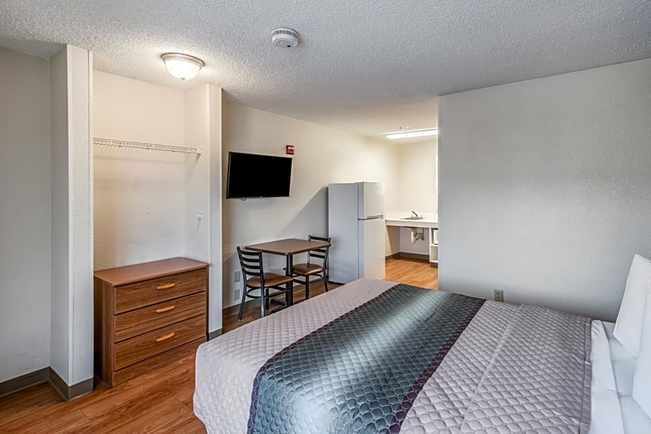 HomeTowne Studios by Red Roof Spokane - Valley