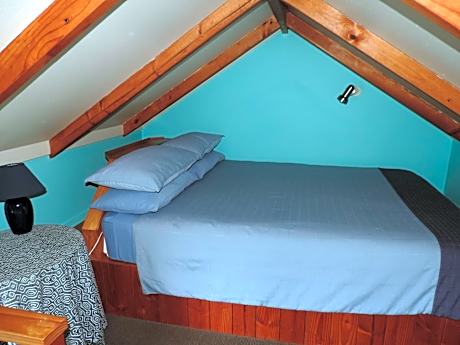 Budget Double Room 2 - Shared Bathroom