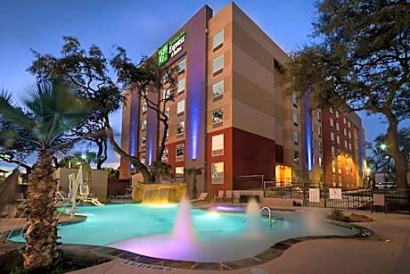 Holiday Inn Express & Suites San Antonio Medical-Six Flags By IHG