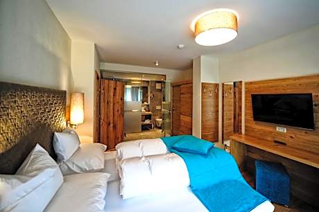 Three-Bedroom Deluxe Apartment