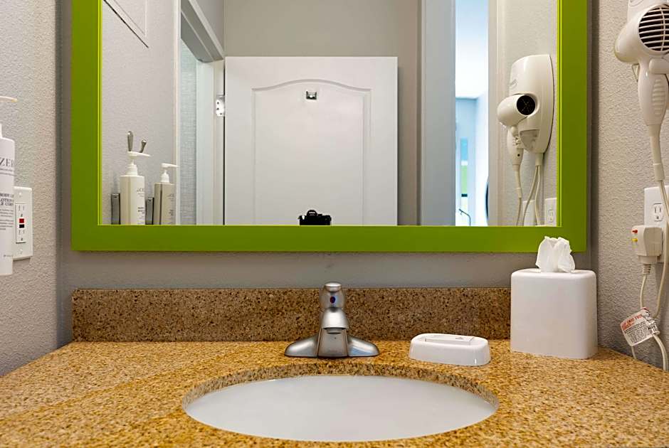 Photo 1 of 3 of 1 King Bed, Mobility Accessible, Bathtub