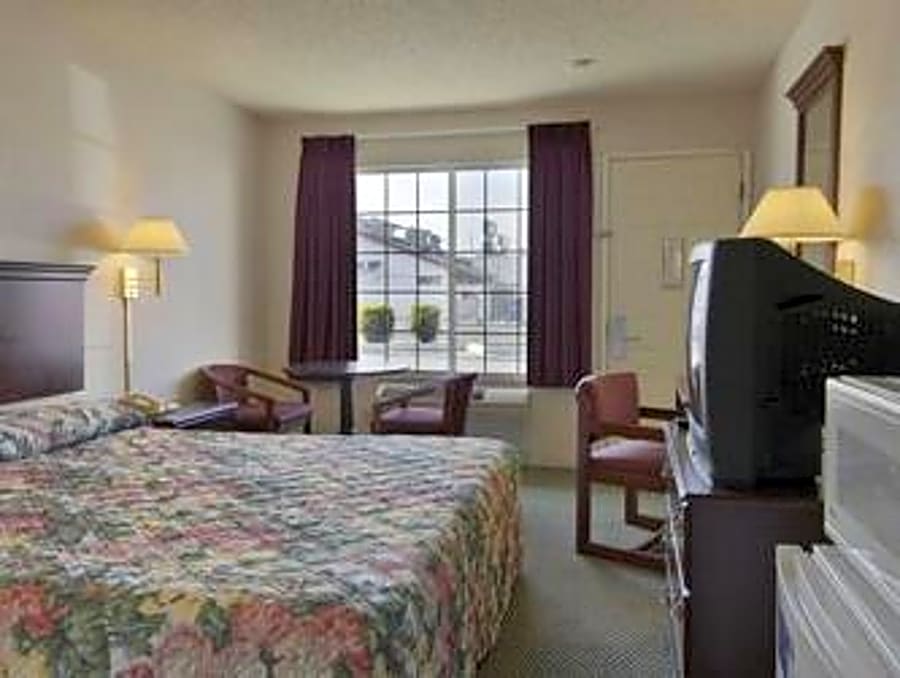 Travelodge by Wyndham Fresno Yosemite Area