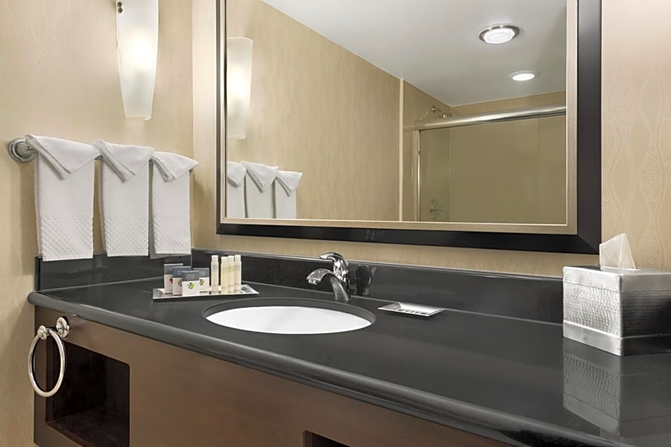 DoubleTree by Hilton Wichita Airport