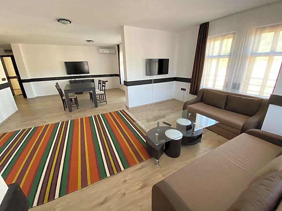 Апартхотел "Старият Град" в етнографски комплекс