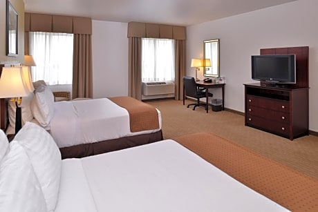 Standard Queen Room with Two Queen Beds and Mobility Accessible Tub