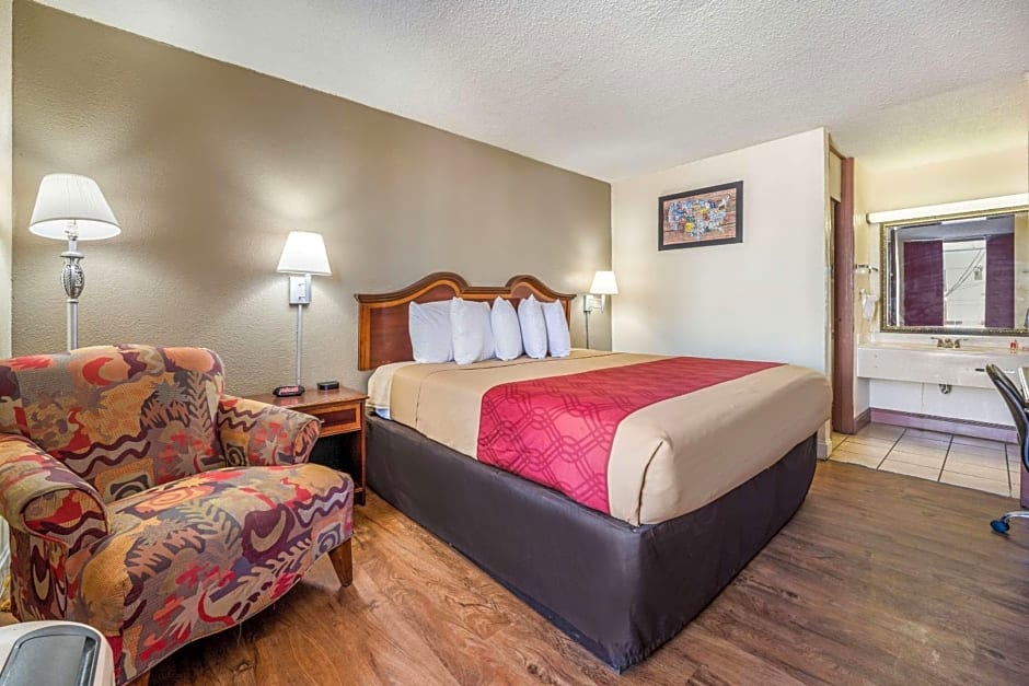 Econo Lodge Inn & Suites Macon