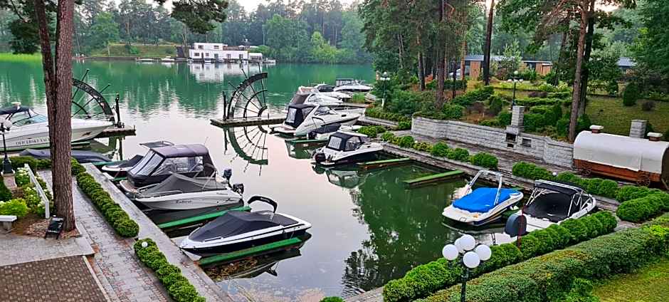 Oficerski Yacht Club