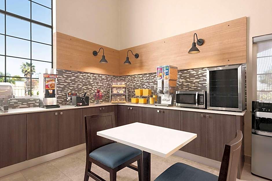 Days Inn & Suites by Wyndham Houston Hobby Airport
