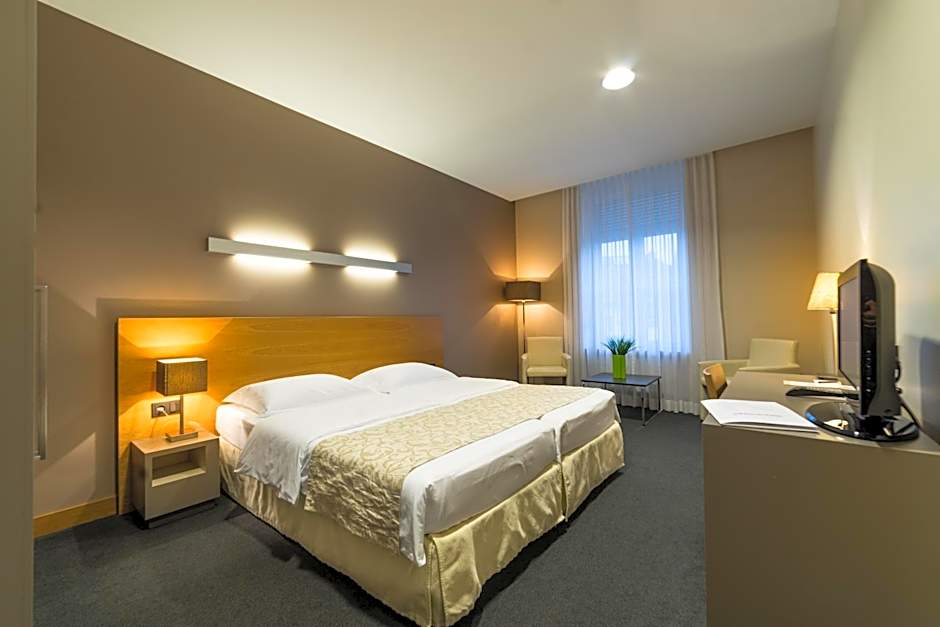 Photo 1 of 4 of Double Room