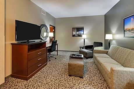 Queen Suite with Sofa Bed - Hearing Accessible