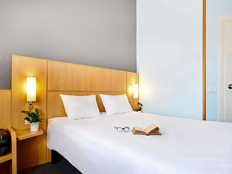 Ibis Como