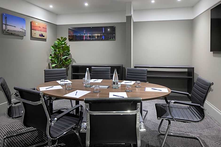 DoubleTree by Hilton Dartford Bridge