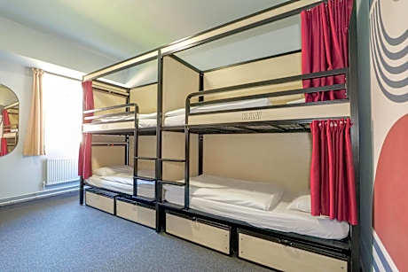 Bed in 6-Bed Mixed Dormitory with Shared Bathroom