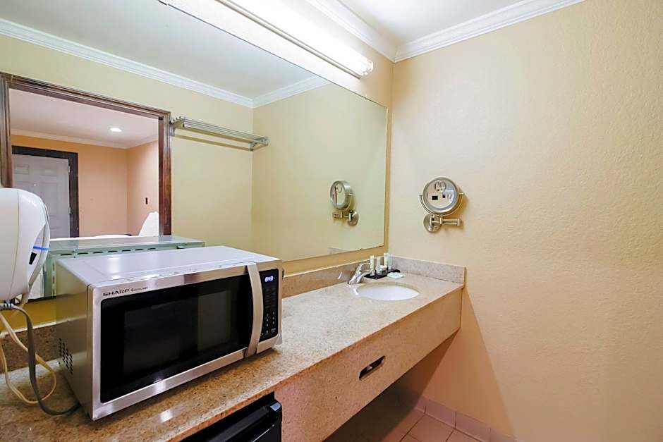 OYO Pinewood Inn & Suites Silsbee