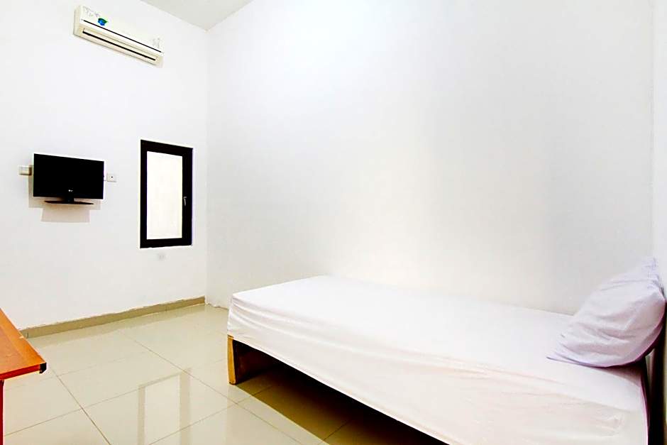 OYO Life 89990 Kost Waterfront 75 Sub