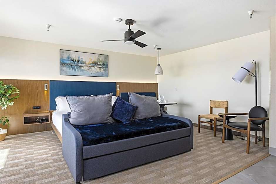 456 Embarcadero Inn & Suites