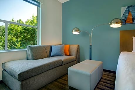 Den Guestroom King Bed