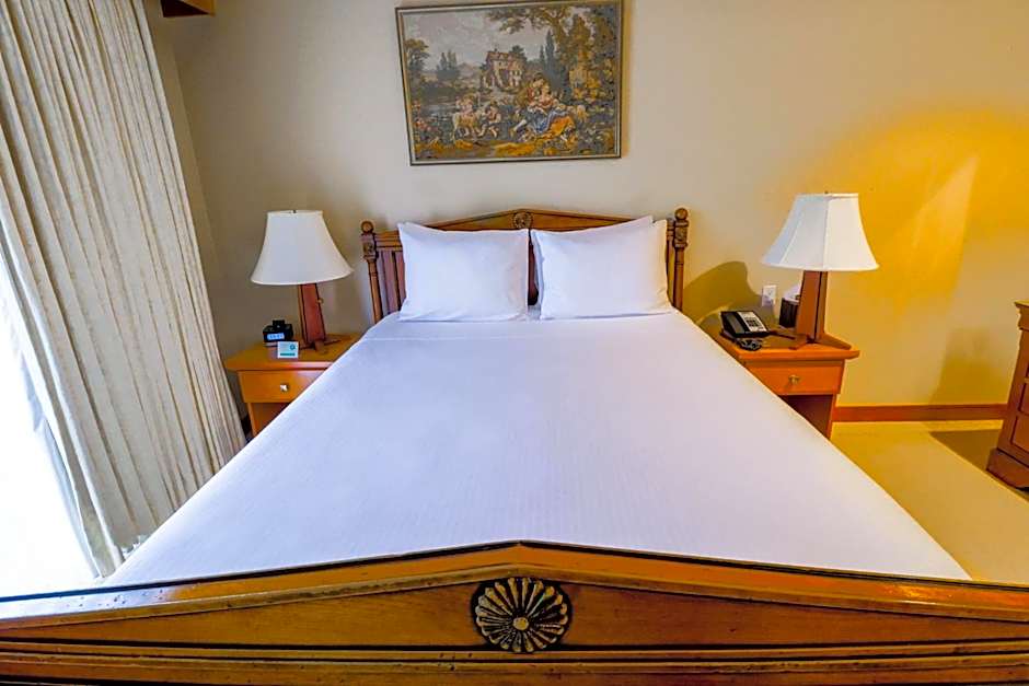 Dinah's Garden Hotel