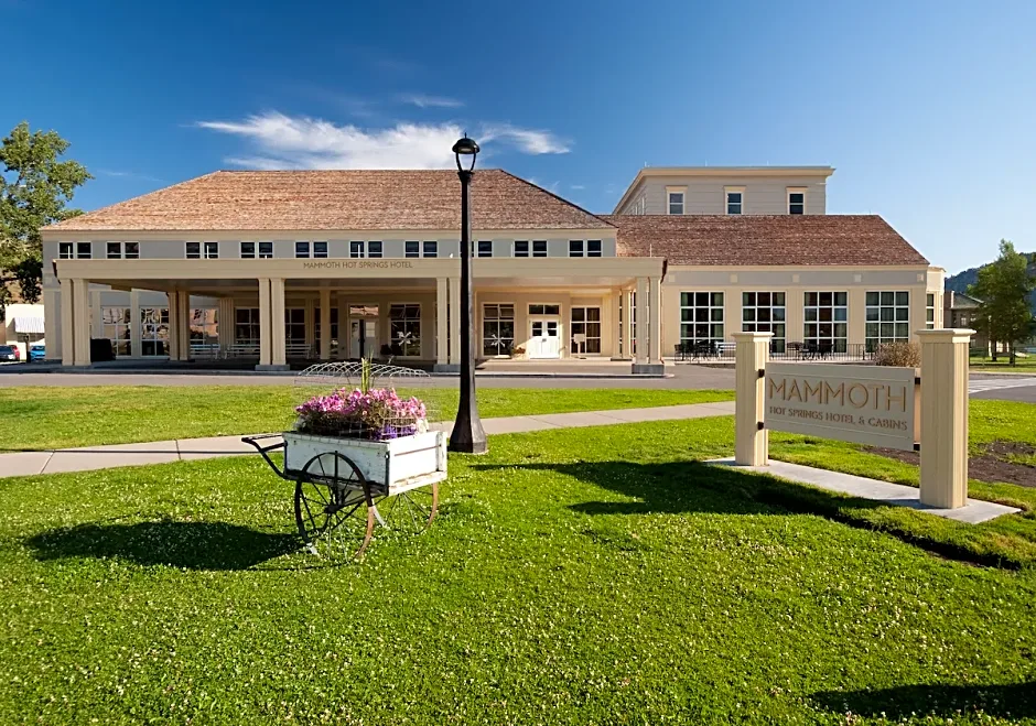 Mammoth Hot Springs Hotel & Cabins