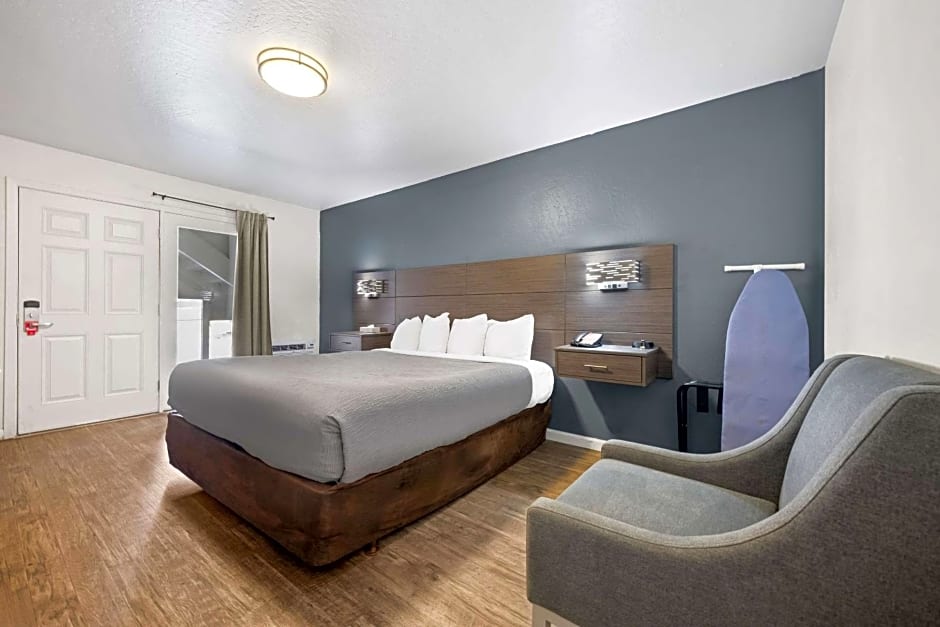Econo Lodge Inn & Suites Heavenly Village Area