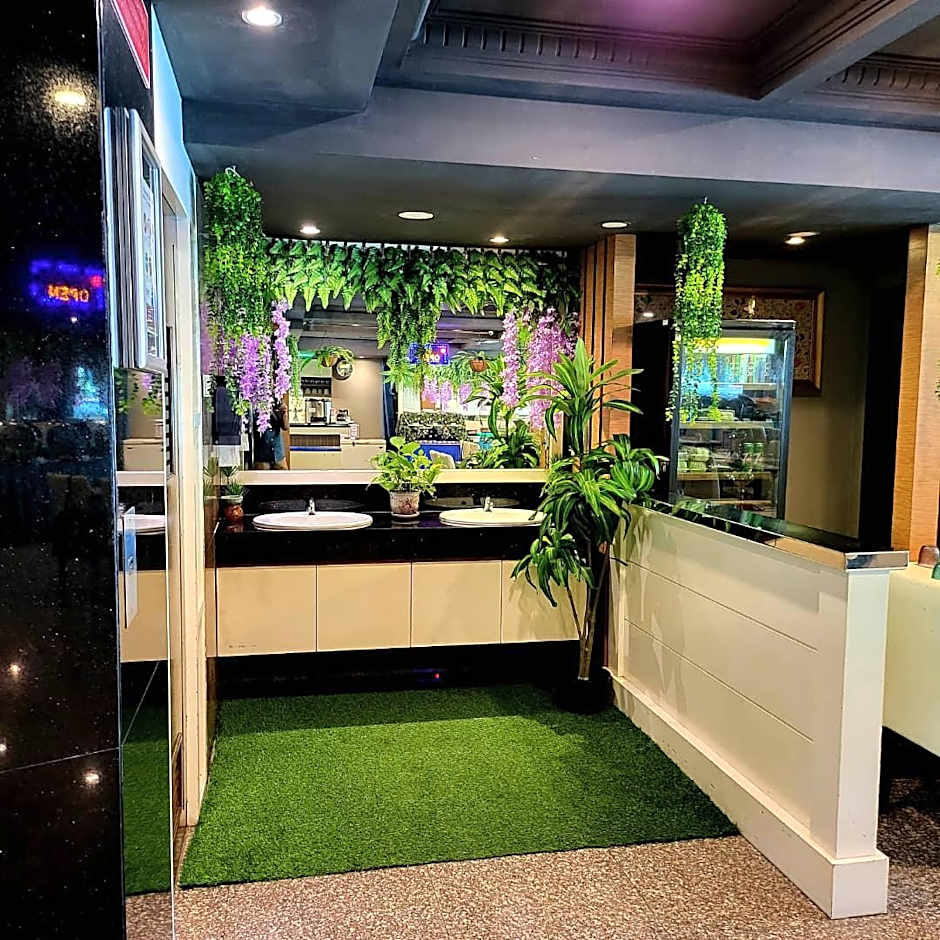 Queenspark Lovita Hotel