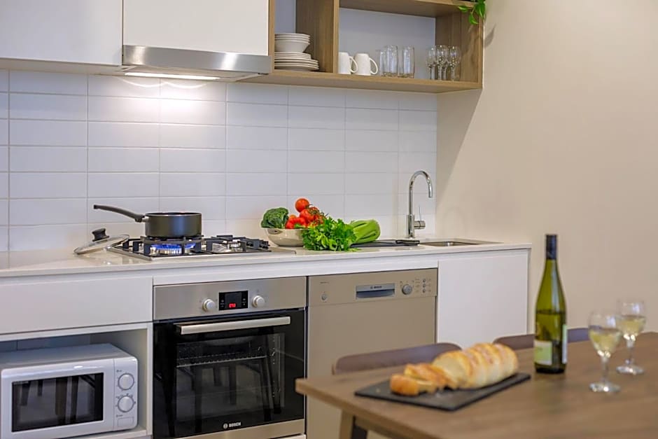 Brady Apartment Hotel Hardware Lane