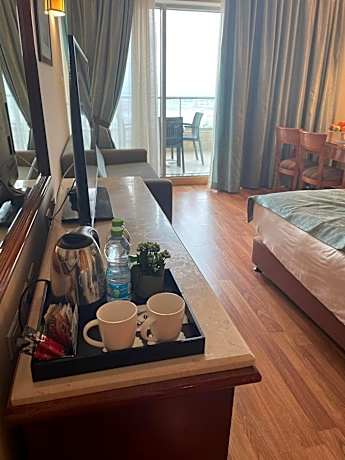 Premium Queen Room with Sofa Bed and Furnished Balcony - Bay View