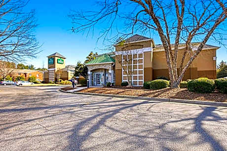HomeTowne Studios by Red Roof Atlanta - Peachtree Corners