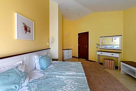 One-Bedroom Suite with Balcony