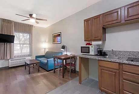 King Suite - Accessible/Non Smoking