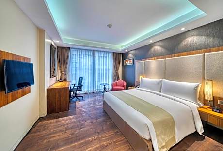 Standard King Room - Smoking - Enjoy 20% savings on Food & Beverages (soft), Happy Hours: Buy 1 Get 1 on IMFL (4:00 PM – 8:00 PM), Complimentary snacks with select liquor packages, Beer buckets starting from just ₹599, Special pricing on liquor bottles