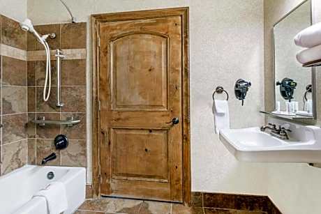 Queen Room - Mobility Access/Non-Smoking